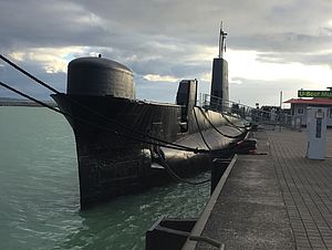 Blick auf das U-Boot im Sassnitzer Stadthafen. Es ist mehr als acht Meter breit und 90 Meter lang.