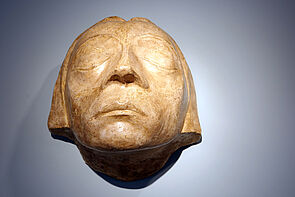 Ein Kunstobjekt. Zu sehen ist eine Maske.