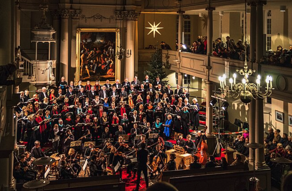 Der Chor aus Neustrelitz singt in einer Kirche.