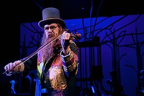 Ein Mann spielt auf seiner Geige.