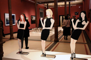 Frauen als Kunstfiguren im Museum.