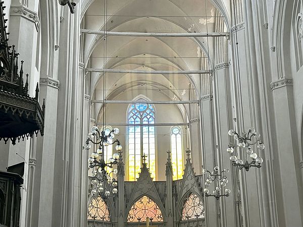 Die neuen Fenster im Dom: 3383 mundgeblasene Scheiben in 65 Farbtönen.