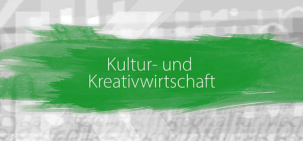 Vor einem grauen Hintergrund befindet sich ein dicker, grüner Pinselstrich. Darauf steht "Kultur- und Kreativwirtschaft".