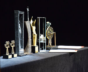 Ein Tisch. Auf dem Tisch stehen viele Trophäen.