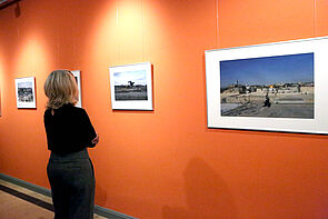 Eine Besucherin betrachtet ein Bild.