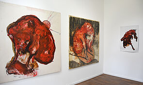 3 Kunstwerke zeigen rote Tiere. Sie hängen in einem Raum an der Wand.