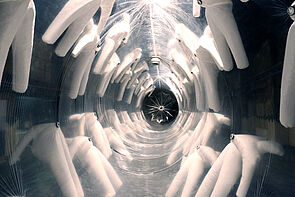 Ein dunkles Kunstwerk, das in der Mitte hellt scheint.