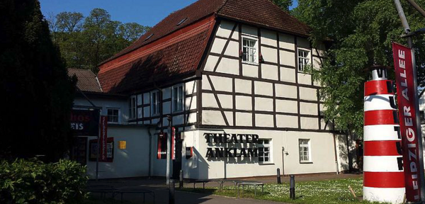 Ein weißes Fachwerkhaus mit rotem Dach.