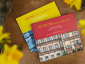 Auf einem Tisch liegen zwei Bücher.