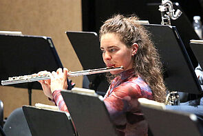 Eine Musikerin spielt Querflöte.