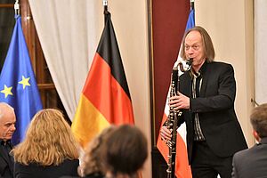 Ein Mann spielt Saxophon.
