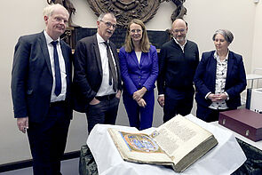 Ein Gruppenfoto mit zwei Frauen und drei Männern.