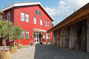 Die rote Außenfassade vom Kunsthaus.