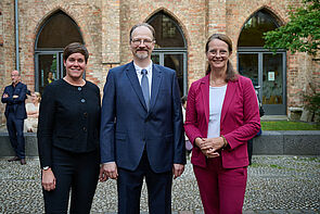 Beim Empfang: Gruppenbild mit zwei Frauen und einem Mann.