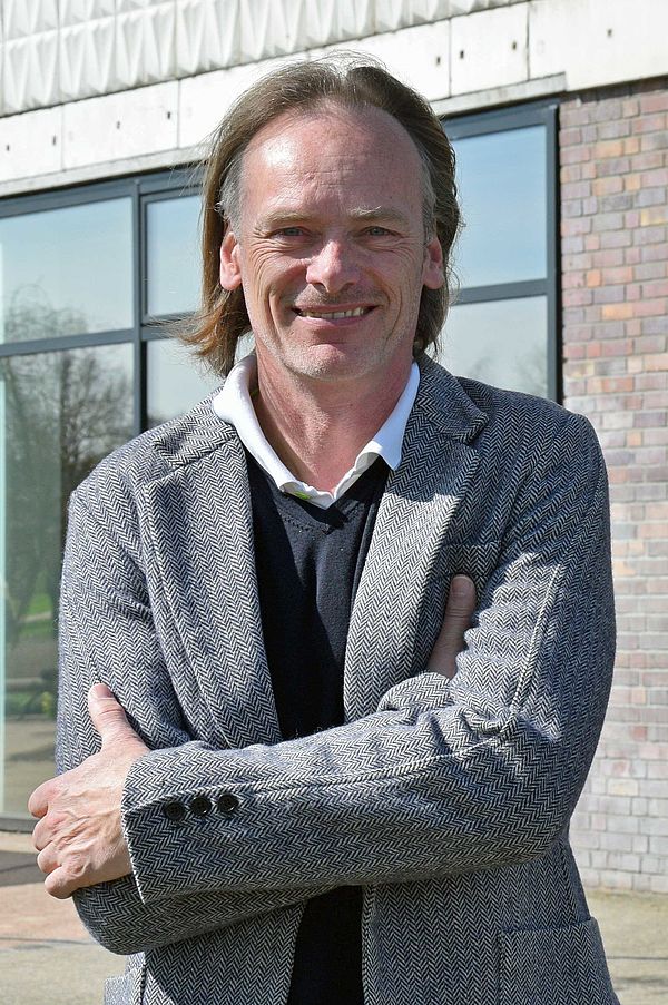 Jörg-Uwe Neumann steht draußen, vor der Kunsthalle