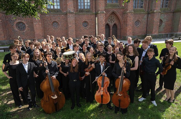 Gruppenfoto mit jungen Musikern.