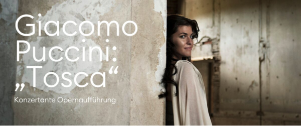 Eine Frau lehnt an einer Wand und schaut seitlich in die Kamera.