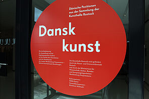 Dansk kunst. Das Schild kündigt die Ausstellung an.