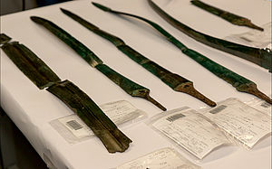 Auf einem Tisch liegen fünf historischer Schwerter.