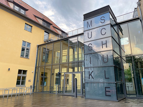 Der gläserne Eingang der Musikschule.