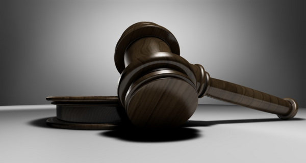 Der Hammer einer Auktion liegt auf einem Tisch.