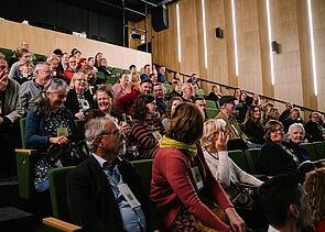 Mehrere Menschen in einem Hörsaal.