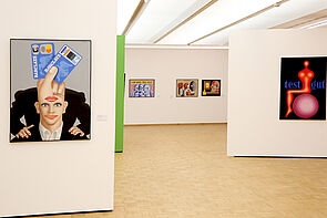 Ein Bild zeigt einen Kopf, aus dem eine Hand kommt. In der Hand sind Kreditkarten.