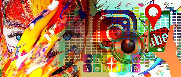 Eine bunte Collage. Eine Person hält eine Kamera. Eine Linse tritt hervor. Noten, bunte Ornamente, ein Ortsmarkierungspin und der YouTube-Schriftzug wimmeln auf buntem Hintergrund.
