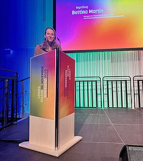 Eine Frau auf der Bühne hält eine Rede. Die Frau ist Bettina Martin.