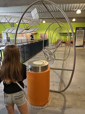 Hanna blickt in ein großes aufgebautes Experimentierset.