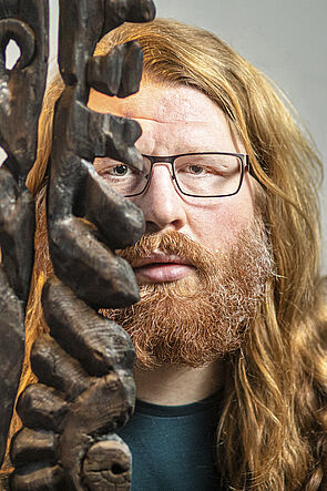 Georg Hundt mit einer seiner Skulpturen.