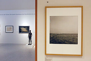 Ein Bild im Vordergrund. Ein Blick aufs Meer.