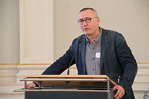 Ralph Kirsten steht an einem Rednerpult.