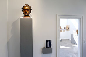 Ein Kunstobjekt. Zu sehen ist ein Kopf.