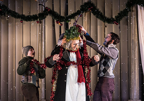 Menschen schmücken einen alten Mann