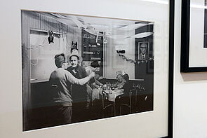 Ein Foto aus den 80er-Jahren. Zwei Frauen tanzen in deiner Gastwirtschaft.