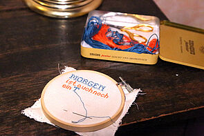 Ein Tuch wird bestickt.