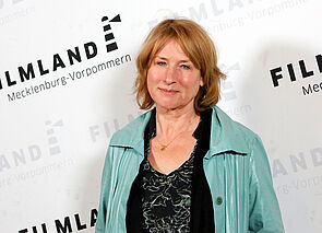 Schauspielerin Corinna Harfouch im Porträt.