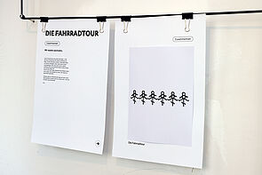 Geschichten hängen ausgedruckt an der Wand.