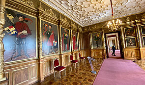 An der Wand hängt Gemälde an Gemälde. Darauf sind Herzöge und Großherzöge abgebildet.