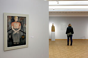 Eine Besucherin betrachtet ein Bild.