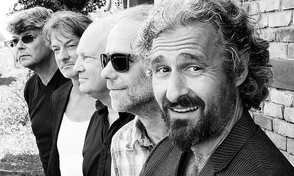 Die Band - fünf Musiker - im Halbprofil.