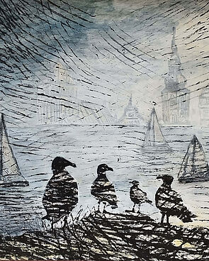 Wasser. Auf dem Wasser sind Segelboote. Am Ufer stehen Möwen. Im Hintergrund steht eine Kirche.