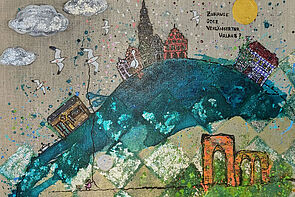 Auf dem Bild sind: Wolken. Möwen. Ein Fluss. Die Klosterruine Eldena. Häuser aus Greifswald. 