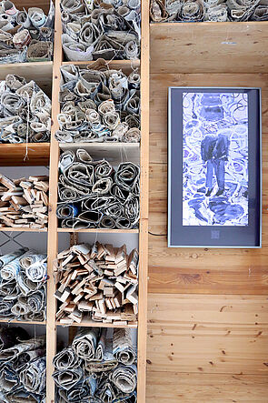 Ein Regal voller Holz und Stoffen.