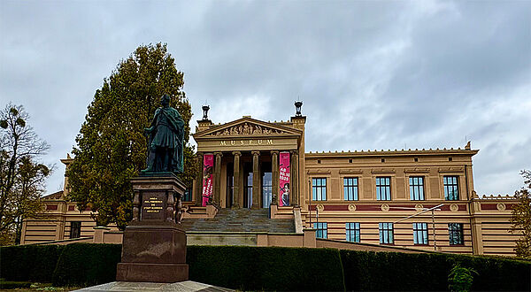 Ein Haus von außen. Das Haus ist das Staatliche Museum Schwerin. 