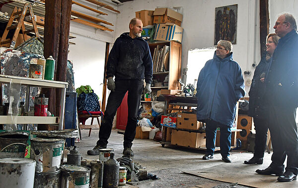 Ingmar Bruhn steht in seinem Atelier.