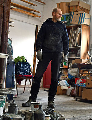 Ingmar Bruhn steht in seinem Atelier.