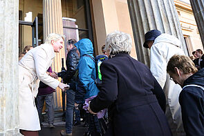 Manuela Schwesig begrüßt die Gäste des Museums.