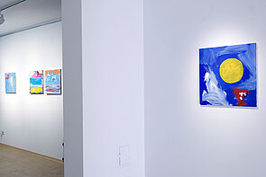 Eine Bilderwand in der Ausstellung.